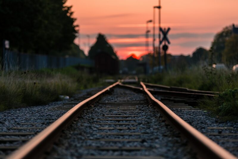 Foto de Albin Berlin: https://www.pexels.com/es-es/foto/fotografia-de-enfoque-superficial-del-ferrocarril-durante-la-puesta-de-sol-892541/