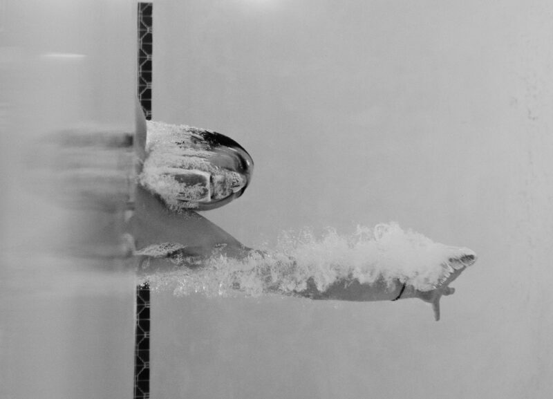 Foto de Martin Lopez: https://www.pexels.com/es-es/foto/persona-nadando-en-la-piscina-en-foto-en-escala-de-grises-2157168/