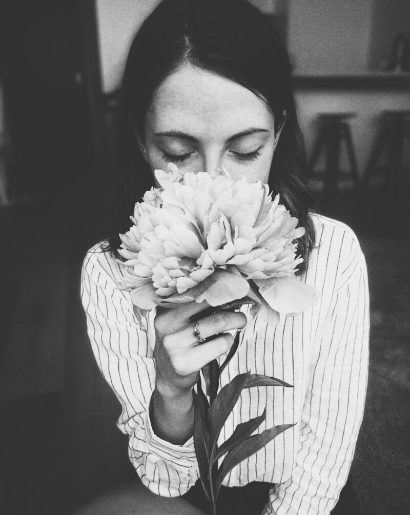 Foto de Valeriia Miller: https://www.pexels.com/es-es/foto/mujer-sosteniendo-flor-blanca-3579460/