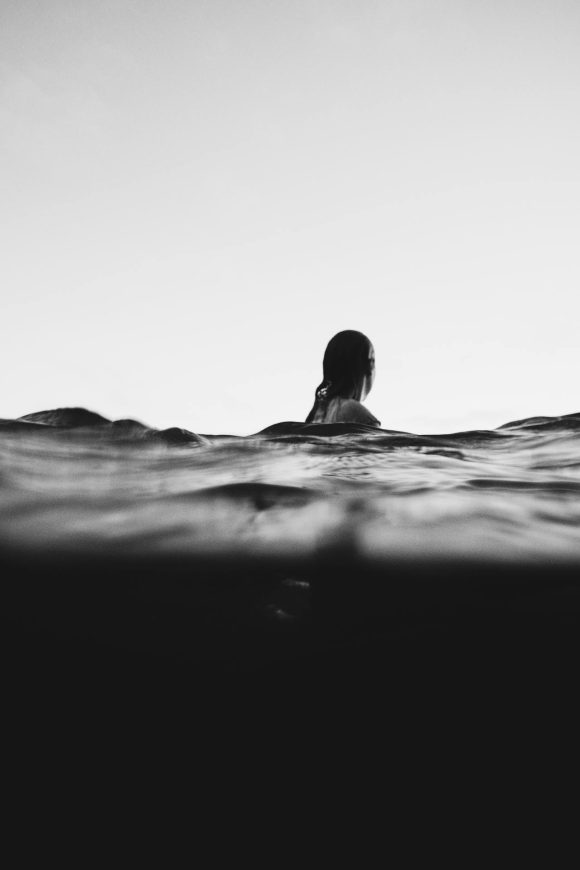 Foto de Oliver Sjöström: https://www.pexels.com/es-es/foto/foto-en-escala-de-grises-de-mujer-1020017/