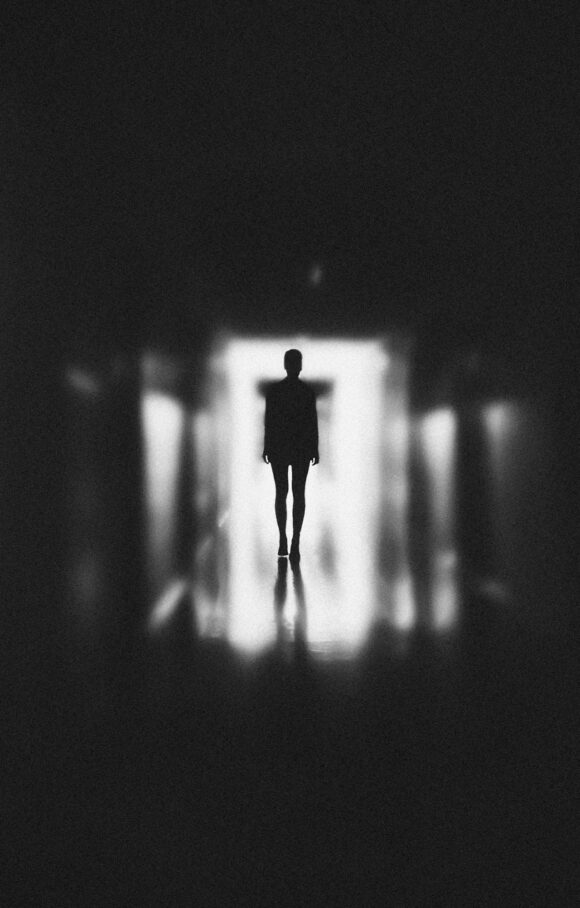 Foto de Elīna Arāja: https://www.pexels.com/es-es/foto/foto-monocroma-de-persona-de-pie-en-el-pasillo-3343253/