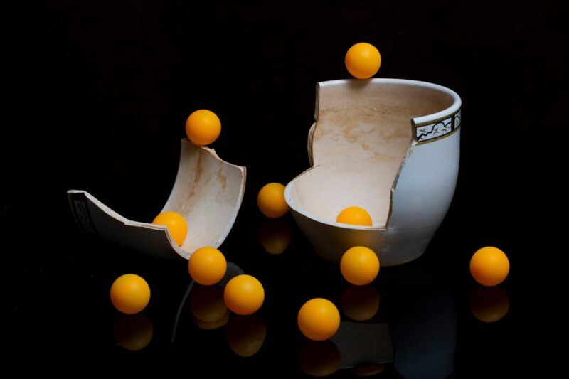 Foto de Valentin Ivantsov: https://www.pexels.com/es-es/foto/ingeniosa-composicion-de-una-taza-rota-y-pelotas-37076329/