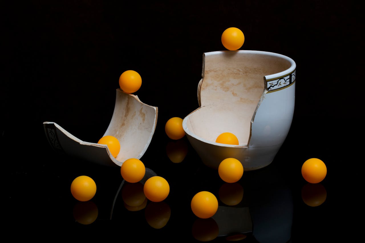 Foto de Valentin Ivantsov: https://www.pexels.com/es-es/foto/ingeniosa-composicion-de-una-taza-rota-y-pelotas-37076329/