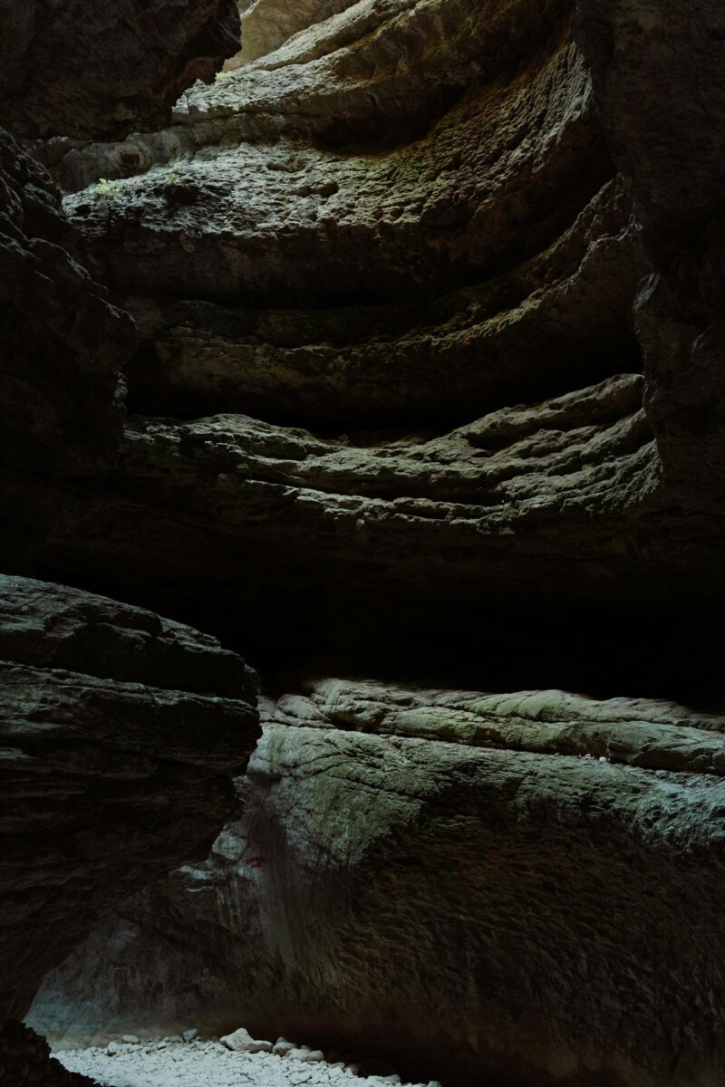 Foto de cottonbro studio: https://www.pexels.com/es-es/foto/rocas-dentro-de-una-cueva-9941102/