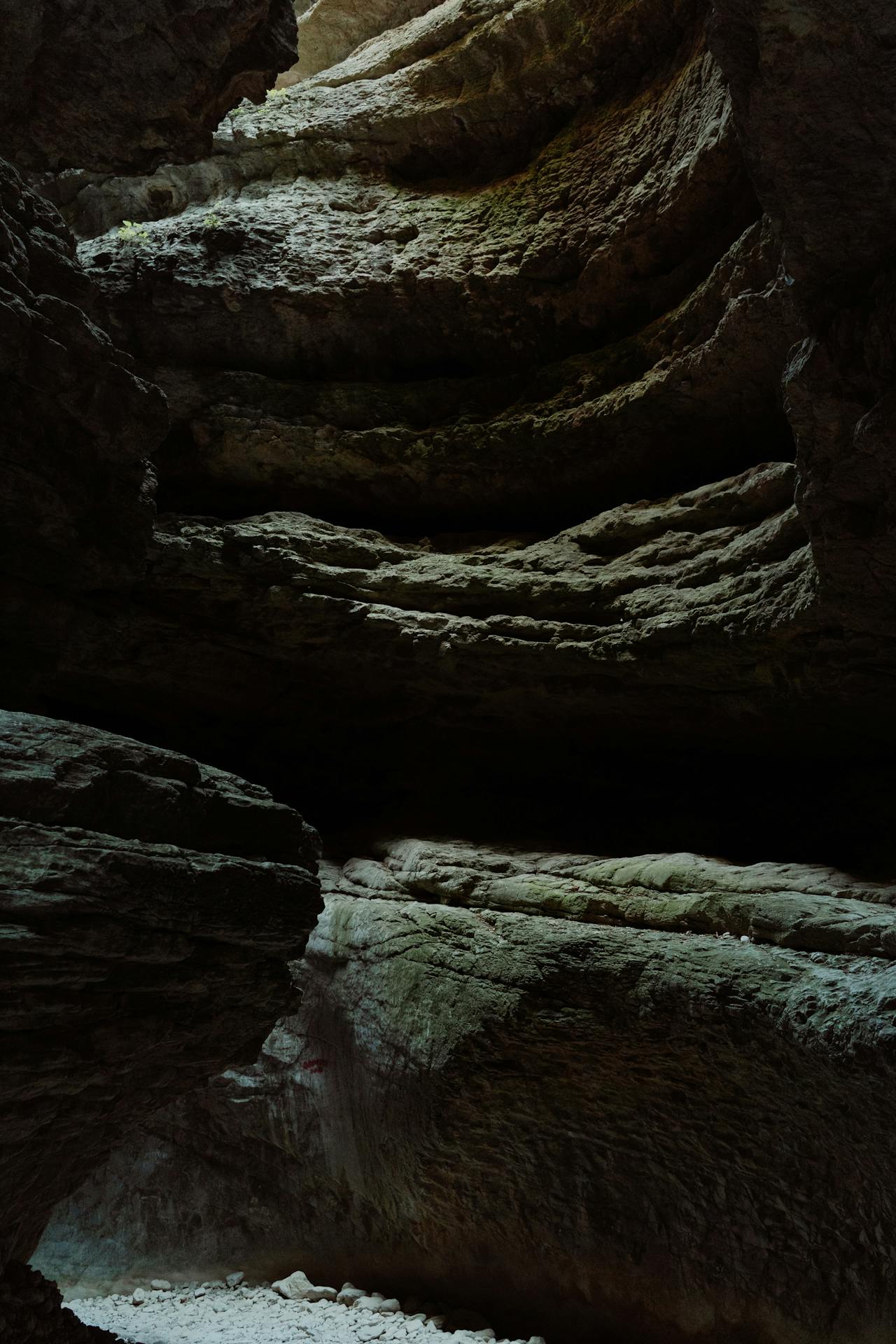 Foto de cottonbro studio: https://www.pexels.com/es-es/foto/rocas-dentro-de-una-cueva-9941102/