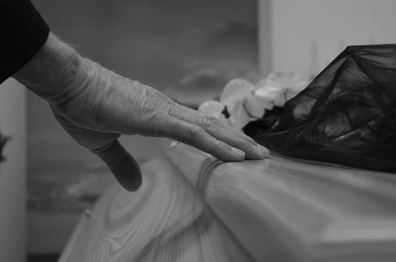 Foto de Mario Wallner: https://www.pexels.com/es-es/foto/mano-sujetando-entierro-escala-de-grises-9563478/