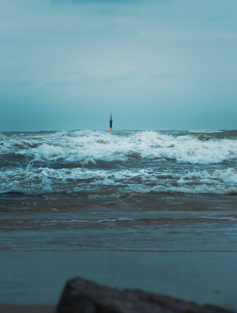 Foto de Tuấn Vũ: https://www.pexels.com/es-es/foto/mar-tormentoso-con-olas-y-boya-distante-34701685/